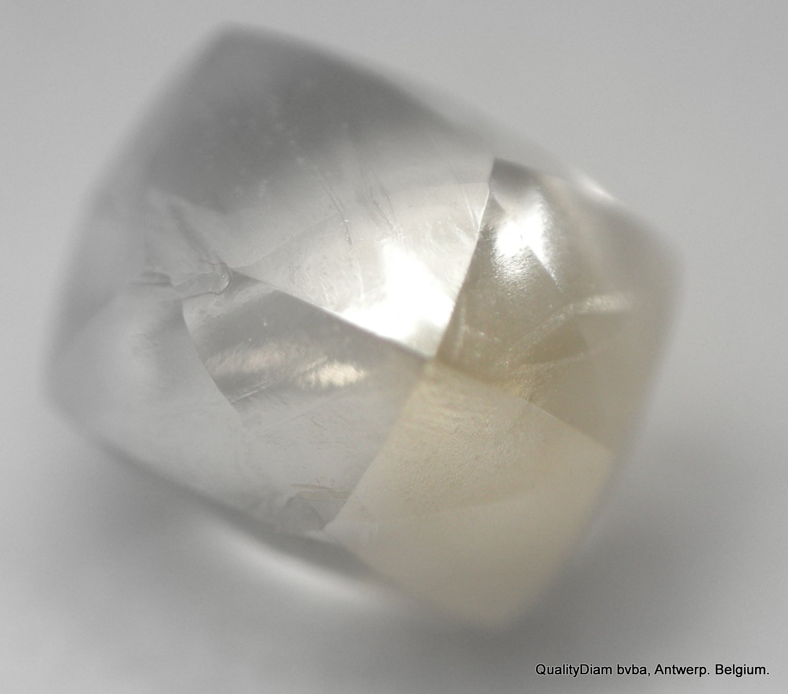 I VS1 Genuine rough diamond with Extraordinary brilliance and white color